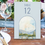 Montaña Lake Watercolor Boda Número de tabla<br><div class="desc">Tarjeta de número de tabla del boda de montaña. La decoración de las mesas bodas de color acuático en tonos azul y verde polvorientos. La zona de la orilla del lago está situada en un marco de arco y cuenta con montañas, zonas verdes y pinos, el lago y un cielo...</div>