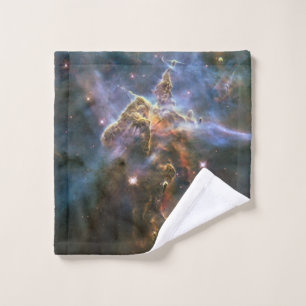 Montaña mística en el espacio hubble de la nebulos