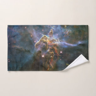 Montaña mística en el espacio hubble de la nebulos