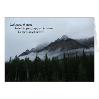 Montaña nublada con Haiku