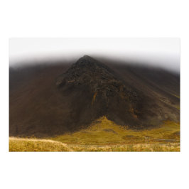 Montaña volcánica y baja ampliación de la foto de 