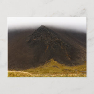 Montaña y nubes bajas en la postal de Islandia