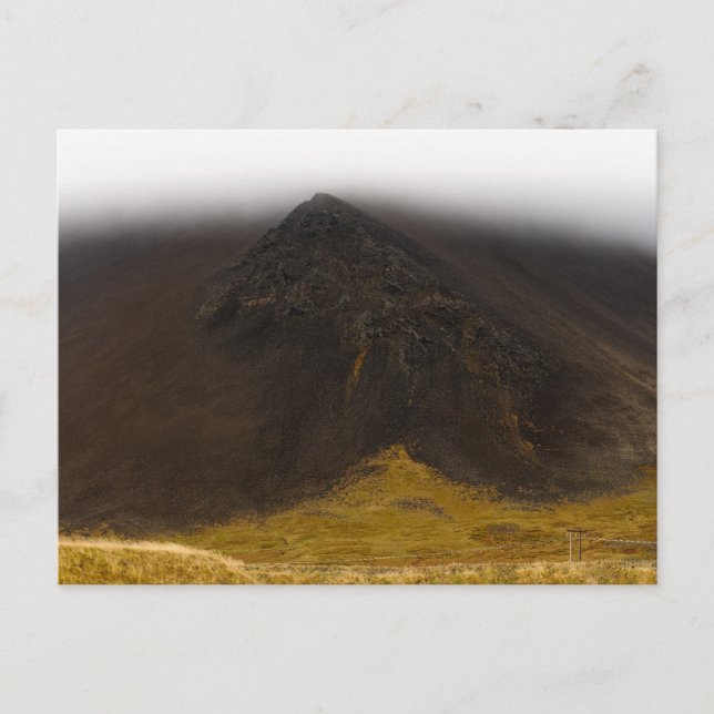 Montaña y nubes bajas en la postal de Islandia (Anverso)