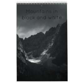 Montañas con calendario de fotos en blanco y negro