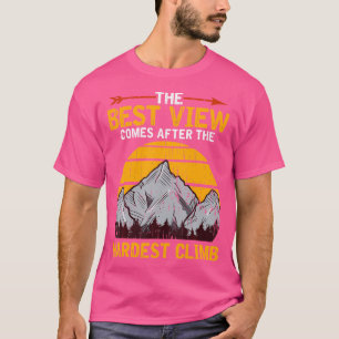 Montañas de excursión en camiseta al aire libre