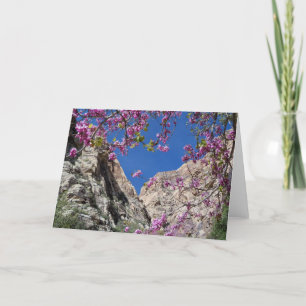 Montañas, flores rosadas Tarjeta de saludo en blan