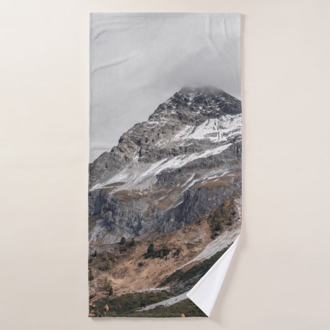MONTAÑAS GRISES CON NIEVE CAPTADA RODEADAS CON TR (Toalla de baño)