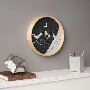 Montañas onlit Reloj artístico de pared con noche