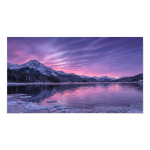 Montañas Serenas Reflejadas En Lago Púrpura Foto E