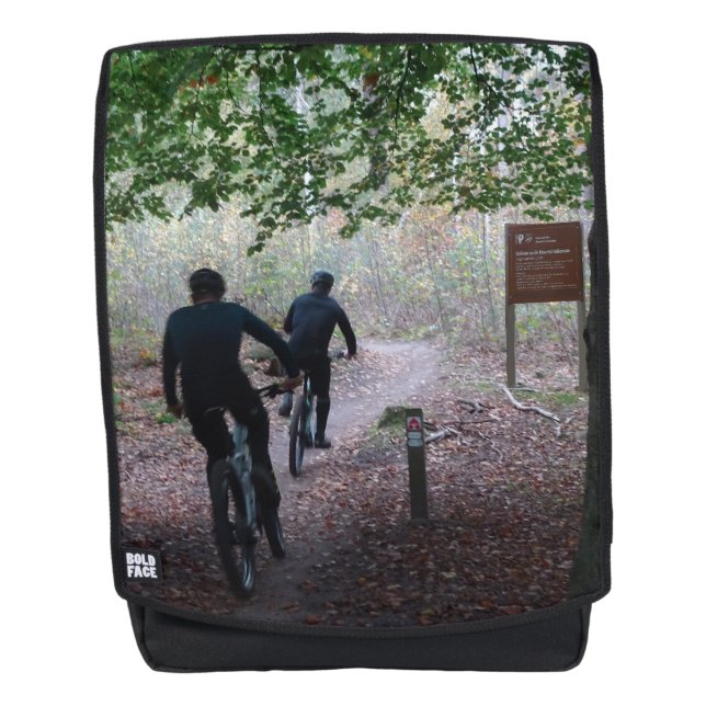 Montañistas en mochila de senderos (Anverso)