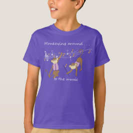 Monteando a la camiseta de los niños morados de mú