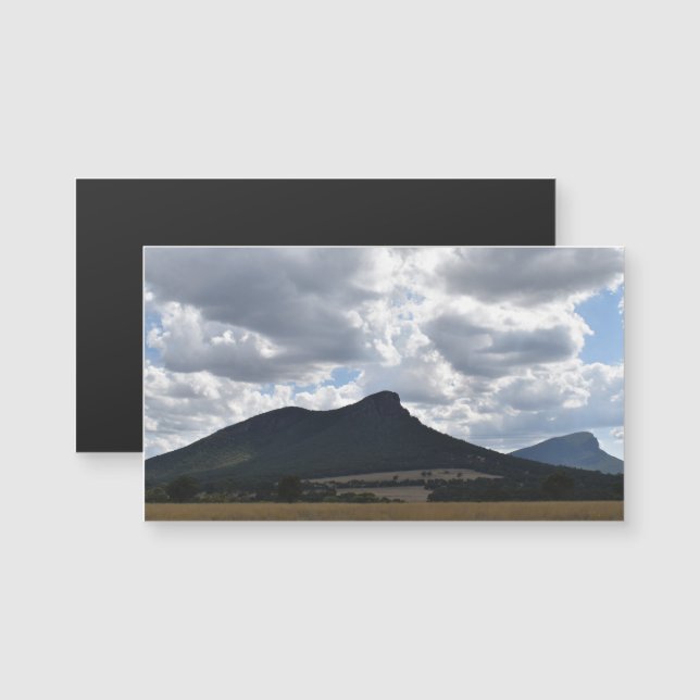 Montes de esturión y abrupto bajo nubes dramáticas (Anverso/Reverso)