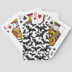 Montón de batatas de vampiros jugando cartas