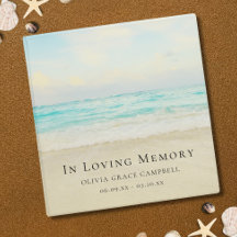 Monumento conmemorativo del océano en la playa o f