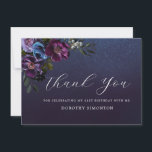 Moody Purple Flowers 21st Birthday Gracias Tarjeta<br><div class="desc">Una hermosa y elegante tarjeta de agradecimiento diseñada especialmente para un fiesta de 21 años. La elegante primavera floral contiene rosas rústicas violetas y peonías con copas de blanco y rosa azules. El fondo oscuro muestra realmente el texto blanco. Forma parte de la colección Moody Purple Floral. Contiene todos los...</div>