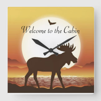 Moose en el reloj de pared redondo al anochecer (g