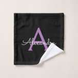 Morado Black Girly Script Monograma Nombre<br><div class="desc">Toalla de baño con el nombre de un monograma sencillo negro y morado. Esto hace que el dulce perfecto cumpleaños 16,  boda,  ducha de novia,  aniversario,  ducha de bebé o fiesta de soltera sea regalo para alguien que ama el lujo glam y los estilos de moda.</div>