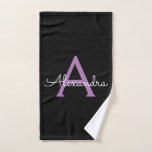 Morado Black Girly Script Monograma Nombre<br><div class="desc">Toalla de baño con el nombre de un monograma sencillo negro y morado. Esto hace que el dulce perfecto cumpleaños 16,  boda,  ducha de novia,  aniversario,  ducha de bebé o fiesta de soltera sea regalo para alguien que ama el lujo glam y los estilos de moda.</div>