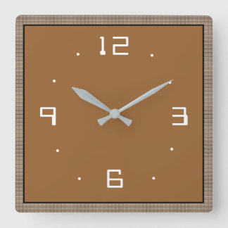 Moreno con los relojes blancos de la cocina del