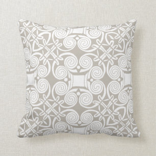 Moreno hermoso y Cojín decorativo céltico blanco