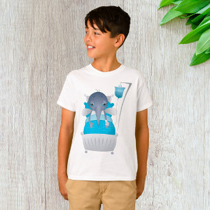 Mosquito enfermo en camiseta del hospital