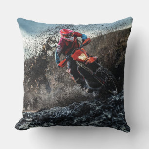 Motociclista sucio tirando almohada