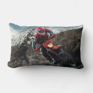 Motociclista sucio tirando almohada