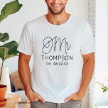 Mr Black Modern Script Custom Wedding<br><div class="desc">El guión moderno y casual de caligrafía negra de moda "Mr.", camiseta de boda masculino, incluye texto personalizado que puede ser personalizado con el apellido del novio y fecha/fecha boda establecida. ¡Ideal para los recién casados que se ponen en luna de miel y más allá! Visita nuestra tienda para ver...</div>