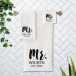 Mr Modern Brush Font Boda Aniversario Pareja<br><div class="desc">Celebre el boda con nuestro juego de toallas de baño de dos Bodas de tipografía de pincel moderno. Con el título "Mr." en un estilo de letra elegante en blanco y negro. El diseño sencillo y minimalista le da un toque de encanto moderno a la decoración del cuarto de baño....</div>