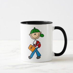 Muchacho con la taza de la mochila