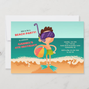 Muchacho joven en la invitación de la playa