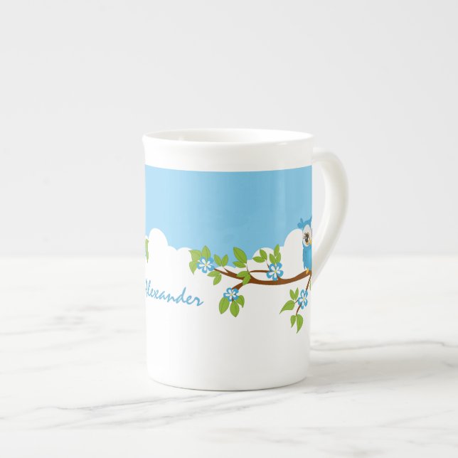 Muchacho lindo del búho en una taza de la (Derecha)