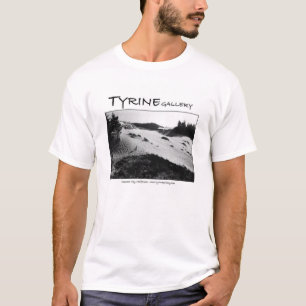 Muchacho que corre en la camiseta de las dunas