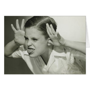 Muchacho que hace la cara