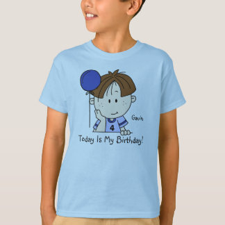 Muchacho trigueno de encargo con la camiseta del