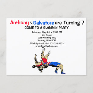 Muchachos gemelos que luchan la invitación del