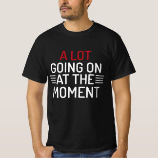 Mucho en curso en el momento de la camiseta