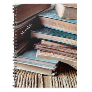 Muchos libros en un cuaderno viejo de la silla