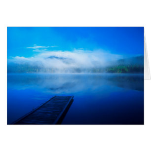 Muelle en un lago tranquilo y brumoso, California