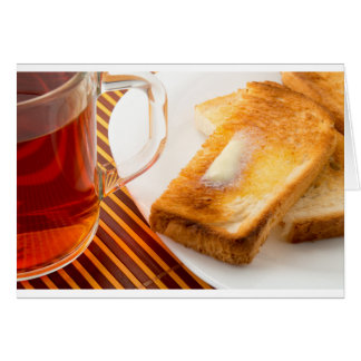 Mug de té y tostadas calientes con mantequilla