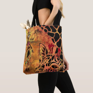 Mujer africana y jirafa tocan la bolsa