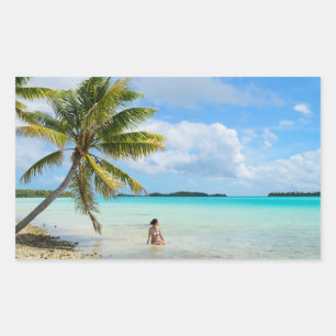 Mujer bajo un pegatina rectangular de palmera