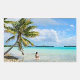 Mujer bajo un pegatina rectangular de palmera