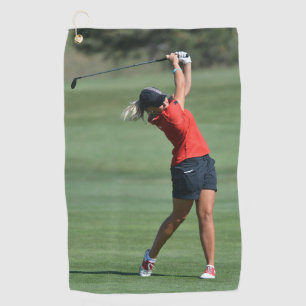 Mujer balanceando un campo de golf Toallas de golf