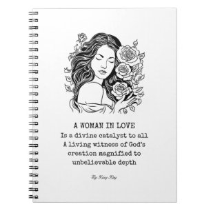 Mujer blanca y en blanco con cuaderno diario de ro