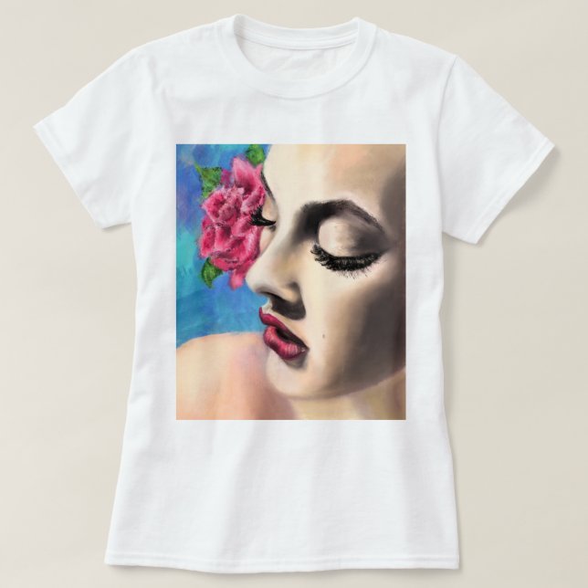 Mujer Bonita con Camiseta de Rosa (Diseño del anverso)