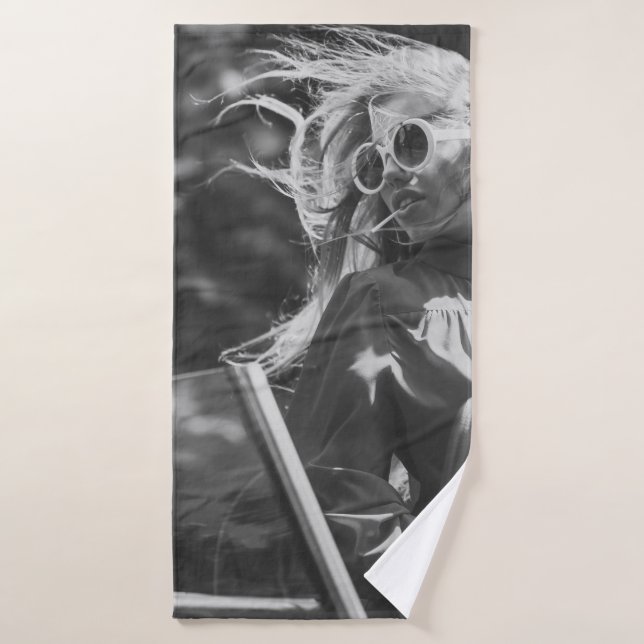 Mujer bonito en auto convertible (Toalla de baño)