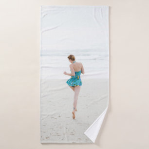 Mujer caminando cerca de la playa