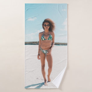 Mujer con bikini de pie sobre la arena
