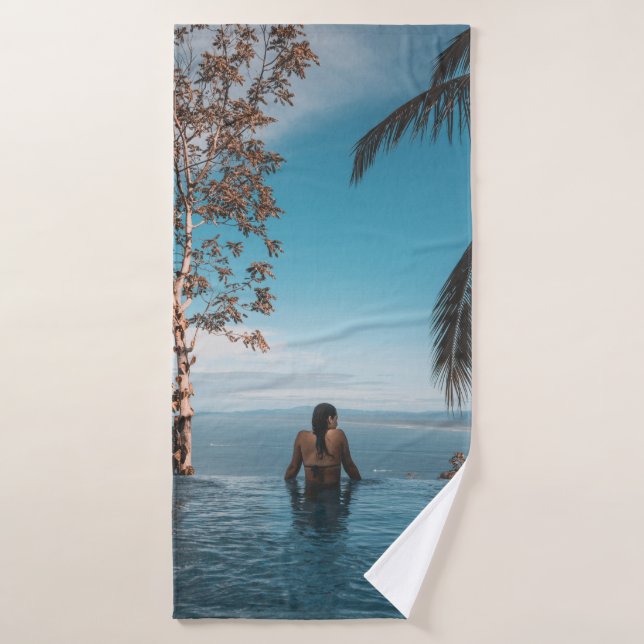 Mujer con bikini negro nadando en el cuerpo de (Toalla de baño)